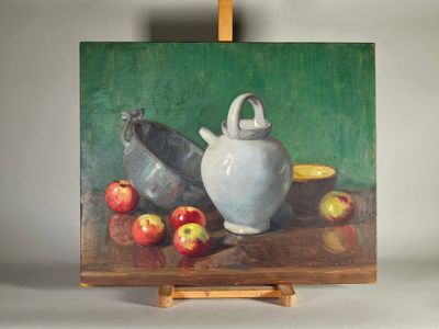 un tableau représentant des pommes et une théière posées sur une table