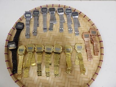 tout un tas de montres posées sur un plateau