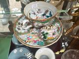 une table en verre sur laquelle sont posés de nombreux plats et tasses