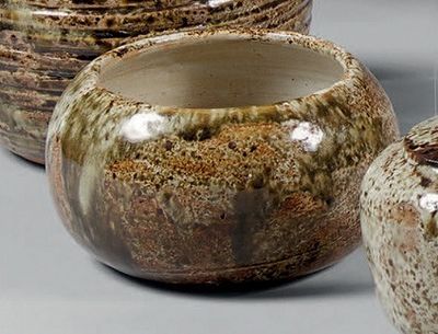 trois vases posés l'un à côté de l'autre sur une table