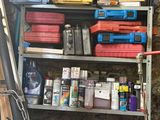 une étagère remplie d'objets hétéroclites dans un garage