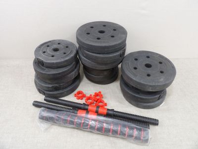 lot de quatre roues en caoutchouc noir avec vis rouges et vis