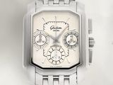 une montre en argent avec un cadran blanc sur fond blanc