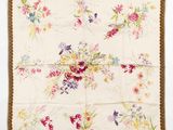 un gros plan d'un mouchoir à motifs floraux sur fond blanc