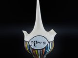 un vase blanc orné d'un motif multicolore