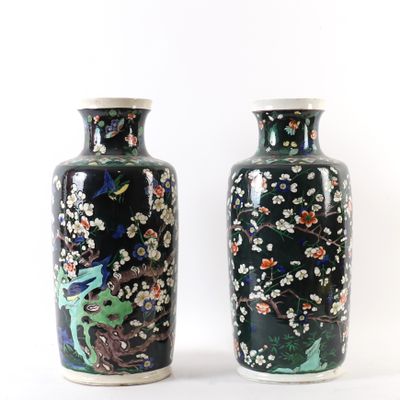 paire de vases asiatiques ornés de fleurs et d'oiseaux