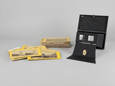 une boîte remplie d'argent posée sur une table, à côté d'une pile de livres