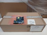 une boîte contenant un circuit imprimé, posée sur une table