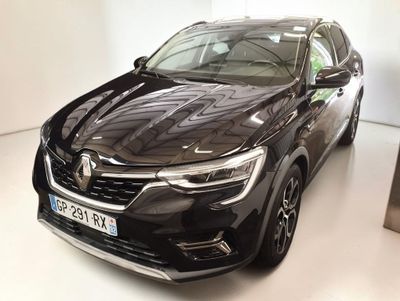 la photo d'une voiture noire garée dans une salle d'exposition