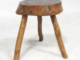 une image représentant un tabouret en bois à deux pieds sur fond blanc