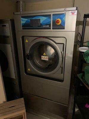 une photo d'un lave-linge et d'un sèche-linge dans une buanderie