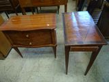 deux tables en bois avec tiroirs dans une pièce