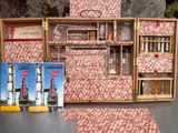 une caisse en bois ornée d'un motif rouge et blanc et d'une image représentant une raffinerie de pétrole