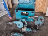 les outils sont posés par terre dans le garage