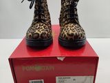 Les bottes à imprimé léopard sont posées sur une boîte rouge.