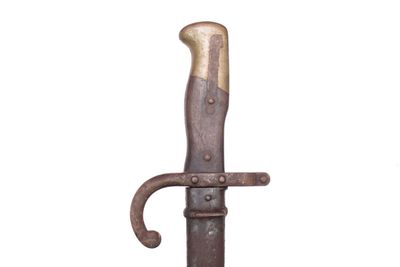 une image représentant un couteau d'aspect très ancien sur fond blanc