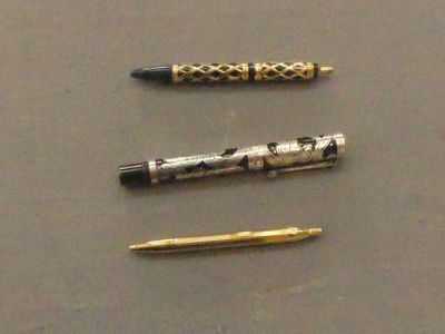 3 stylos bille prestige : 1 UNIC et 1 WATERMAC plaqués or, 1…