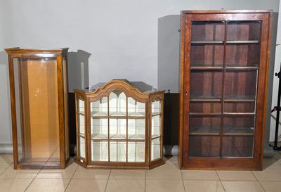 trois étagères et une armoire dans un coin de la pièce