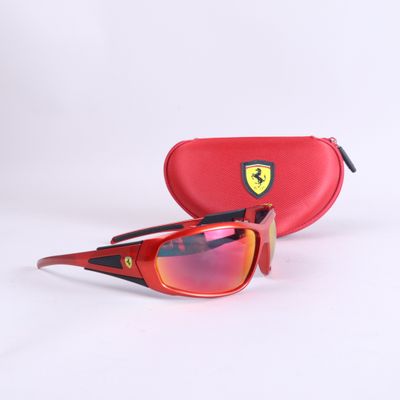 Lunettes de soleil Ferrari à monture rouge et verres miroirs rouges
