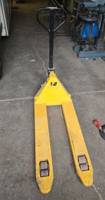 un cariste assis par terre dans un garage