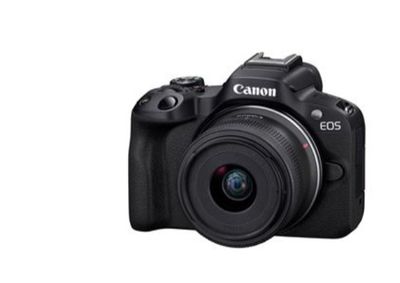 Le Canon EOS est un appareil photo compact équipé d'un objectif grand angle.
