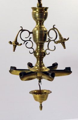 une lampe de couleur dorée suspendue au plafond