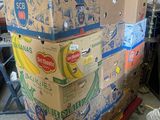 de nombreux cartons empilés les uns sur les autres dans un entrepôt