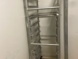 une étagère métallique qui se trouve dans un coin de la pièce