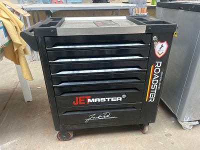 une armoire à outils noire portant le logo Jet Master