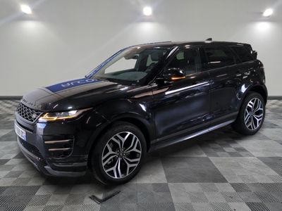 une Land Rover noire garée dans un garage au sol carrelé