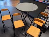 une pièce avec une table et des chaises