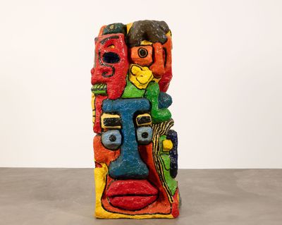 sculpture en céramique aux couleurs vives représentant un totem sur un fond gris