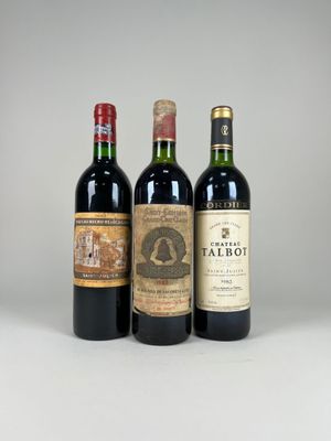 trois bouteilles de vin sont alignées sur une surface blanche