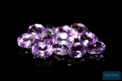 des améthystes violettes sur un fond noir