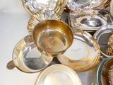 de nombreuses assiettes et bols en argent posés sur une table