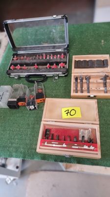 de nombreux outils de toutes sortes posés sur une table