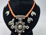 gros plan d'un collier sur un présentoir pour mannequin