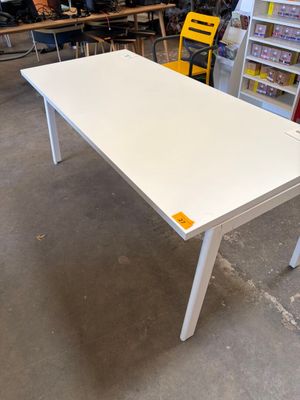 an image of a white table with a yellow tag on it