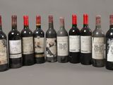 plusieurs bouteilles de vin sont alignées dans une rangée