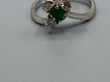 une photo d'une bague sertie d'une pierre verte