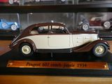 une maquette de voiture exposée dans une vitrine