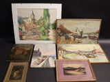 de nombreux tableaux exposés sur la table