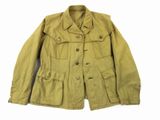 La veste est verte et comporte des boutons au niveau du col.