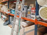 une échelle appuyée contre un mur dans un entrepôt