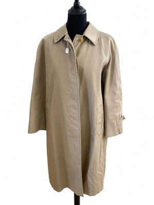 un trench-coat beige sur un mannequin, un mannequin, un mannequin, un mannequin, un mannequin, un mannequin, un mannequin, un mannequin, un mannequin, un mannequin, un mannequin, un mannequin, un mannequin, un mannequin, un mannequin, un mannequin, un mannequin, un mannequin, un mannequin, un mannequin, un mannequin, un mannequin, un mannequin, un mannequin, un mannequin, un mannequin, un mannequin, un mannequin, un mannequin, un mannequin, un mannequin, un mannequin, un