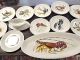 beaucoup d'assiettes sur lesquelles figurent différents types d'animaux