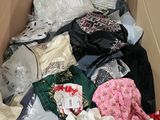une boîte en carton remplie de vêtements et d'autres objets