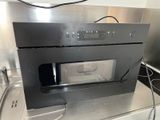 un micro-ondes posé sur un comptoir