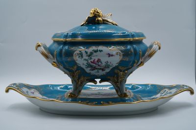 une image représentant un bol et une soucoupe bleus et blancs