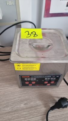 un petit récipient en métal sur lequel est apposée une étiquette de prix